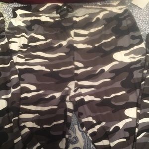 Gray Camouflage Derek Heart Leggings SZ Large Nwt